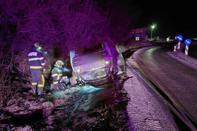 Accident târziu în noapte lângă Huedin. Pompierii clujeni au intervenit după ce o mașină s-a răsturnat pe marginea drumului