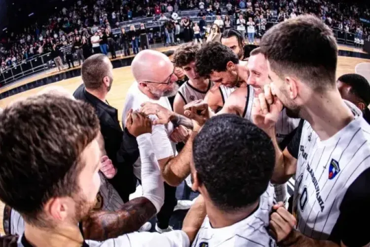 Cadou de Crăciun pentru fanii baschetului: intrare gratuită la meciul U-Banca Transilvania – SC Derby