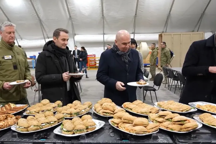 Gest nemaivăzut făcut de premierul Ilie Bolojan în timp ce vizita Baza NATO de la Câmpia Turzii. Cum s-a făcut iubit instant de către militarii români 