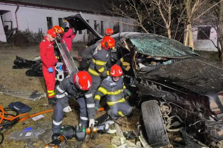 Tragedie de Crăciun! Doi tineri au murit într-un grav accident rutier. Trei persoane au rămas încarcerate