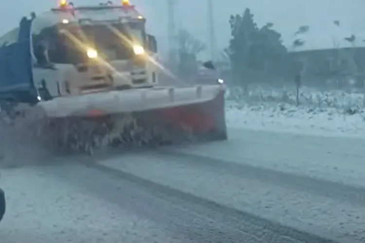 Alertă pe șosele! Trafic în condiții de iarnă în Cluj și Transilvania. Șoferii, atenție la carosabilul alunecos și utilajele de deszăpezire