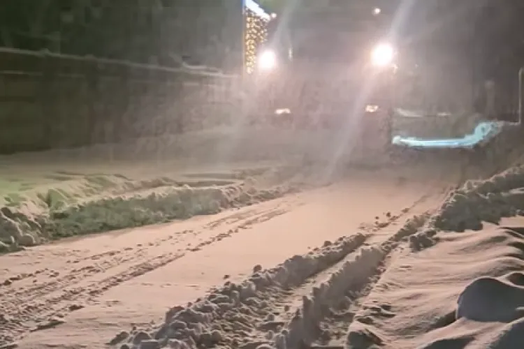 Jucu se luptă cu iarna grea! Autoritățile acționează, iar cetățenii pot fi amendați dacă lasă gheața pe trotuare