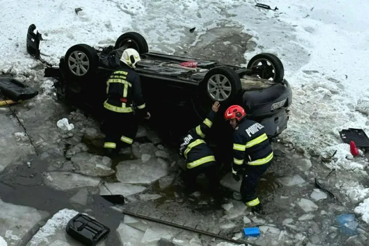 Momente dramatice din cauza vremii. Autoturism cu cinci copii şi mama lor, răsturnat în apele îngheţate ale Bistriţei. Ce au pățit cei șase