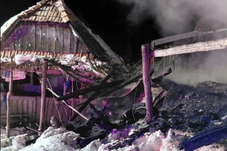 Risc uriaș de explozie la o casă, după ce locuința a luat foc din cauza unui burlan improvizat: Două butelii scoase, de urgență, din casă de pompieri 