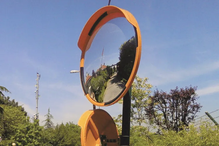 Intersecție-capcană în Cluj! Șoferii intră „în orb” din cauza unui gard viu care blochează complet vizibilitatea