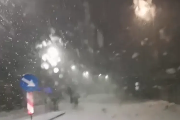 Trafic de film de groază la ora asta în județul Cluj, din cauza ninsorii: Un camion blochează intrarea pe centura Vâlcele-Apahida. Încă o mașină în șanț