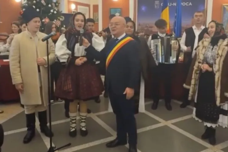 VIDEO: Crăciun cu emoție și colind la Cluj. Emil Boc le-a transmis clujenilor urări de sărbători și i-a colindat alături de artiști în port popular