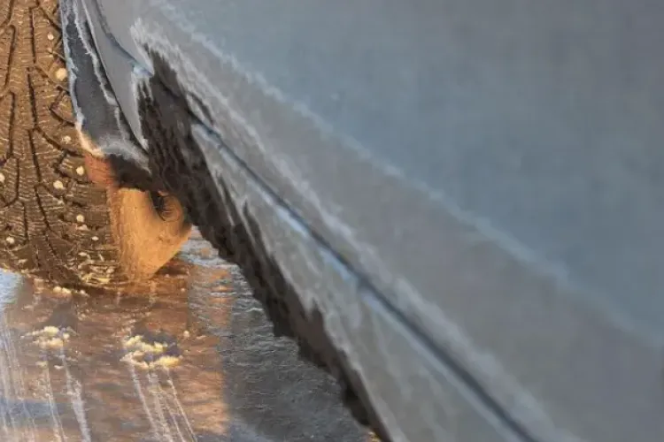 O stradă din Cluj-Napoca a devenit patinoar! Șoferii abia mai pot urca: „Este foarte periculos” 