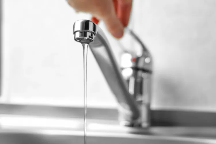 Mii de clujeni încep săptămâna fără apă potabilă! O avarie majoră la rețeaua de apă lasă oamenii pe uscat pentru mai mult de 8 ore