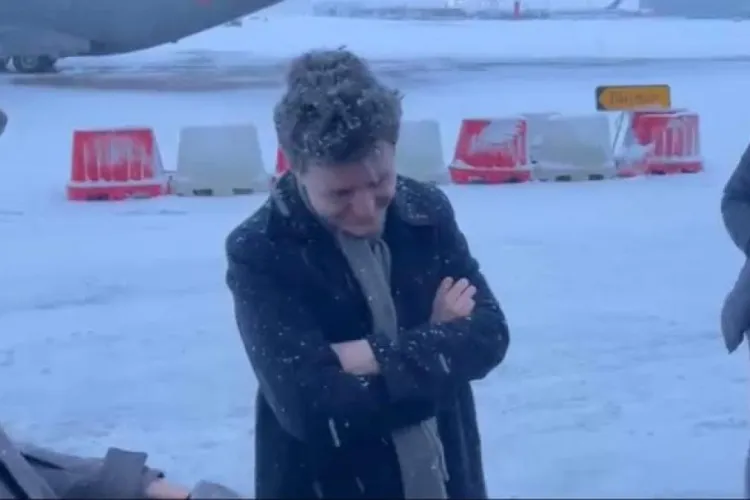 Nicușor Dan a rămas blocat în nămeți. Avionul nu a mai putut decola, președintele a îndurat un frig nemaivăzut. „Cod portocaliu de ninsori!”