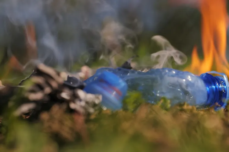Aer irespirabil pe o stradă din Cluj-Napoca! Locuitorii reclamă fum toxic și miros de plastic ars: „Nu mai putem respira”