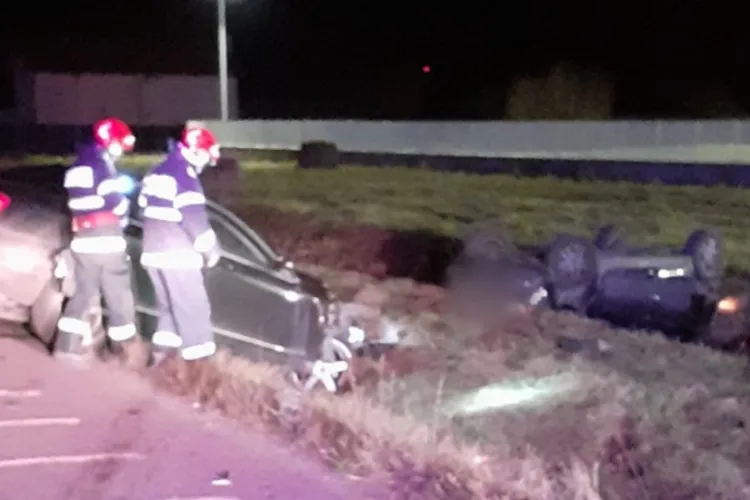 Accident în noaptea de Crăciun în Cluj! O mașină s-a răsturnat în afara drumului. Pompierii au intervenit de urgență 