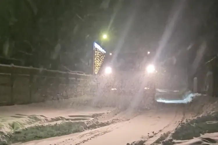 Iarnă grea în Jucu! Primăria transmite avertizări și recomandări șoferilor: Drumuri deszăpezite, dar circulație cu prudență este obligatorie