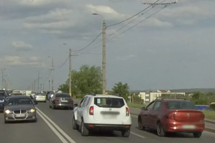 Pericol uriaș pe DN C1 în Cluj! Trotuarul se termină brusc, pietonii sunt nevoiți să meargă pe șosea, autoritățile trebuie să intervină urgent!