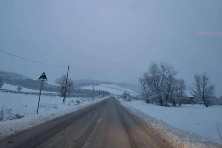 Viscol și drumuri alunecoase în Cluj: Consiliul Județean acționează nonstop cu utilaje și antiderapant, dar șoferii trebuie să fie prudenți!