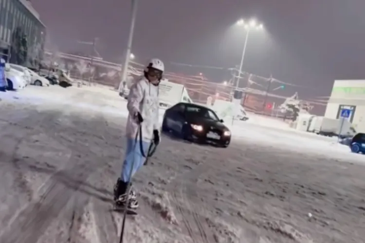 VIDEO. Clujul, capitala sporturilor de iarnă. Mesaj ironic pentru Emil Boc după ce un tânăr a făcut snowboard tras de mașină prin oraș