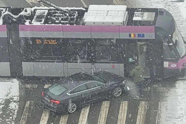Ninsoarea l-a făcut să uite de regulile de circulație. Un autoturism a lovit un tramvai în Mănăștur: „La câtă prostie au unii în cap”