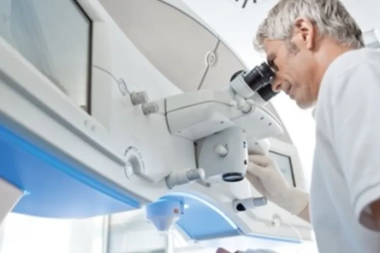 Operație modernă făcută de un medic clujean, un real succes: O pacientă cu miopie de cinci dioptrii și astigmatism poate vedea bine, în sfârșit! VIDEO