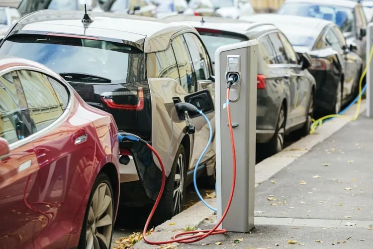 Așteptare fără sfârșit într-o parcare din Cluj: Stația de încărcare pentru mașini electrice este nefuncționabilă