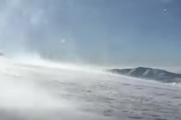 Iad alb pe crestele munților! Vânt de peste 100 km/h și pericol major pentru turiști. La Cluj e COD PORTOCALIU de vânt puternic VIDEO 