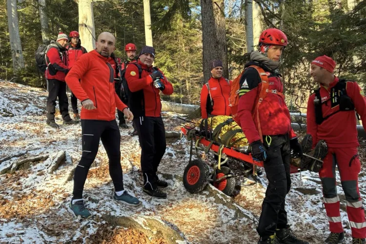 Tragedie pe munte, în zilele de sărbătoare: Un bărbat de 55 de ani și-a pierdut viața pe un traseu, în ciuda intervenției rapide a salvatorilor