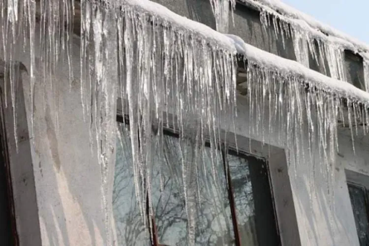 Atenție, Cluj! Zăpada și țurțurii de pe acoperișuri pot fi letali: Prefectura avertizează și dă sfaturi esențiale de siguranță pentru locuitori!