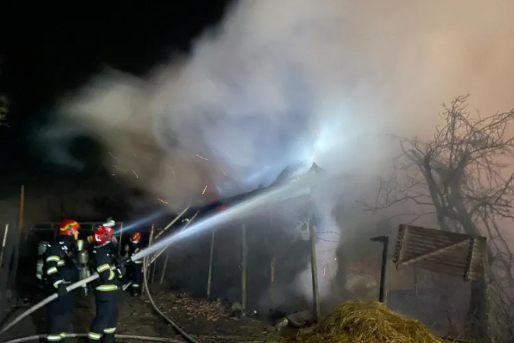 Tragedie azi-noapte la Cluj: O bătrână de 80 de ani, neajutorată, a murit carbonizată, după ce casa i-a luat foc. Incendiul a izbucnit din cauza burlanului