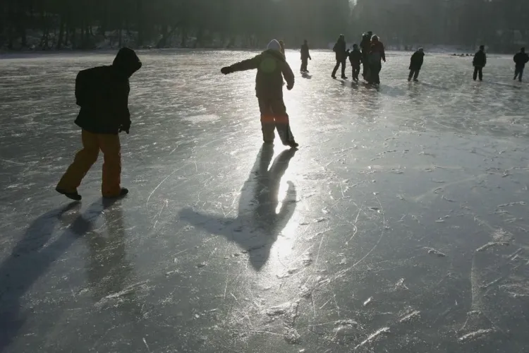 Pompierii trag un semnal de alarmă pentru părinți: Aveți grijă unde se joacă micuții voștri, apele înghețate NU sunt locuri de joacă pentru copii