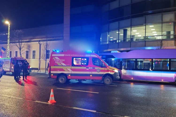 O tânără a fost călcată de autobuz pe Bulevardul 21 Decembrie din Cluj-Napoca. Medicii se luptă pentru a-i salva viața