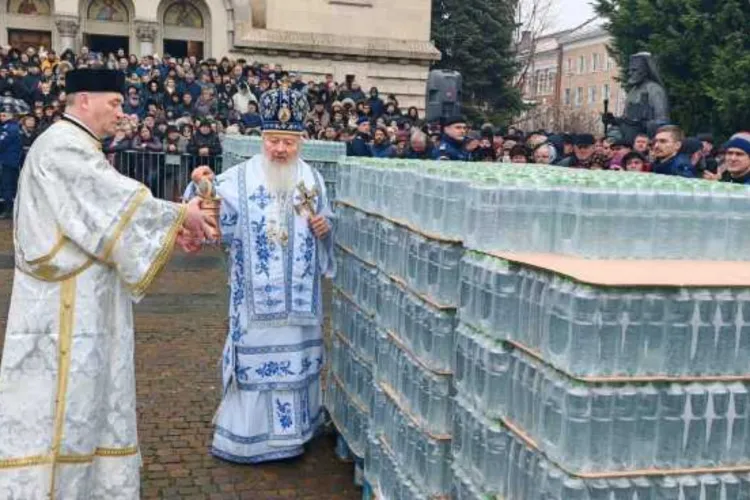 Boboteaza a adunat Clujul laolaltă: Aproape 1.000 de oameni la slujbă și mii de sticle cu apă sfințită. „Agheasma ajunge pentru toată lumea”