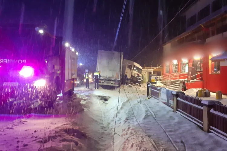 VIDEO. Clujul acoperit de zăpadă. Nu ieșiți cu mașinile, dacă nu e neapărat nevoie. Circulați cu maximă prudență!