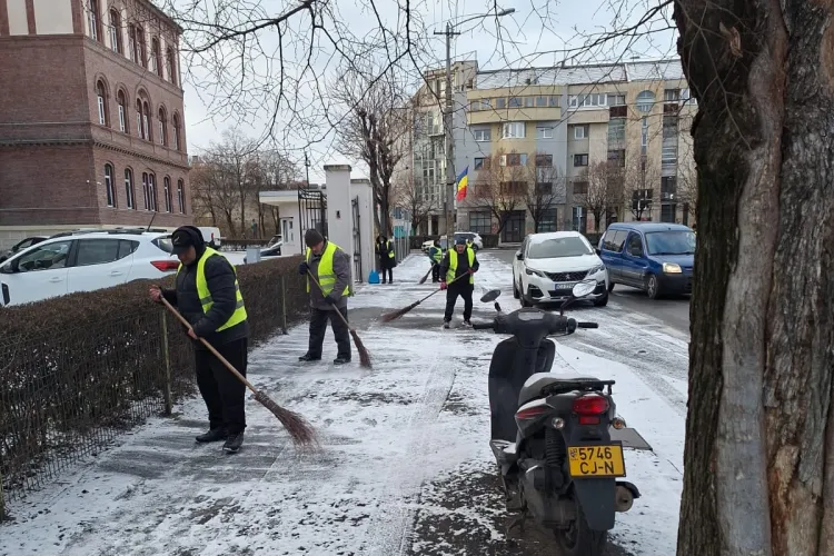 Primăria Cluj ia măsuri pentru siguranța pietonilor! Trotuarele și aleile intens circulate sunt tratate special împotriva poleiului