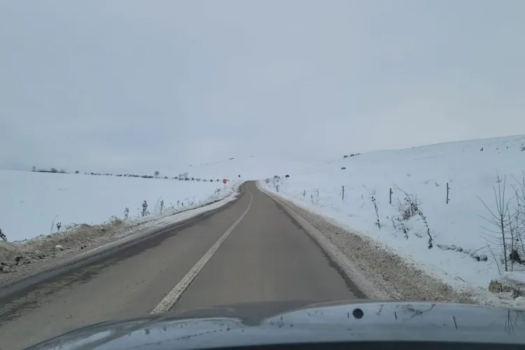 Iarna pune județul Cluj la încercare, dar drumurile rămân deschise: Utilajele Consiliului Județean au intervenit masiv împotriva zăpezii și poleiului