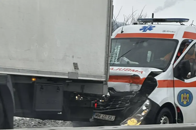 Accident grav în Cluj! O ambulanță a intrat într-un TIR la semafor: Care este starea celor implicați FOTO