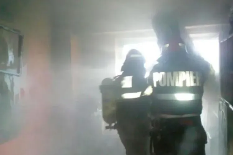 Incendiu în urmă cu puțin timp într-un bloc de pe strada Republicii din Cluj-Napoca. 15 persoane evacuate