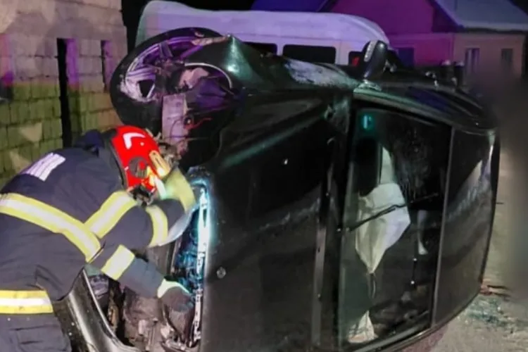 Accident cu urmări grave evitate la limită în Cluj: O mașină s-a răsturnat, iar o femeie și un minor de 14 ani au fost transportați la spital