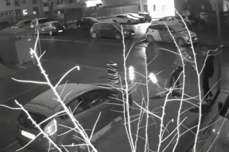 VIDEO „Noaptea minții” în Florești. Doi tineri au pedepsit un stâlpișor care nu a fost destul de rezistent