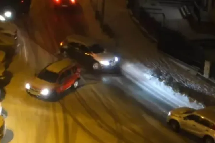 O stradă din Cluj-Napoca a devenit un adevărat pericol din cauza zăpezii: „A fost curățată de un vecin, cu lamă proprie, iar acum a apărut gheața” 