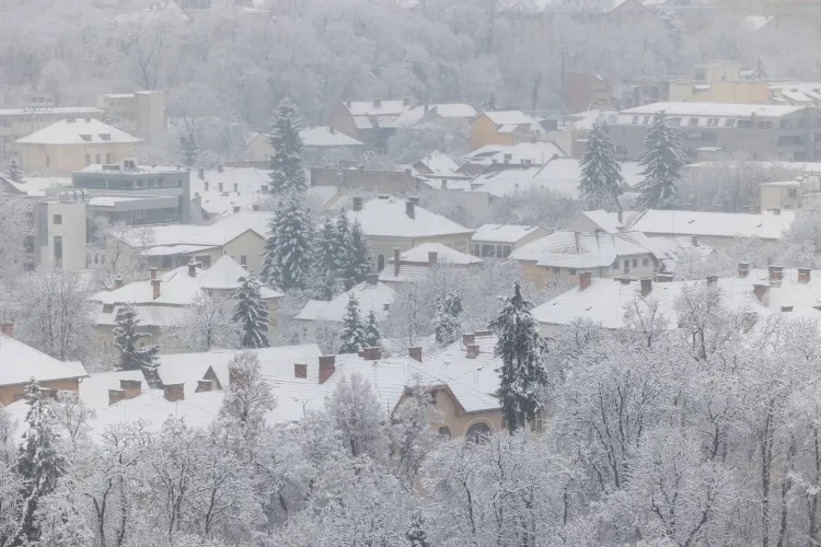 Cluj-Napoca, sub strat serios de zăpadă! Vezi cum se compară orașul cu Transilvania, vestul țării și muntele