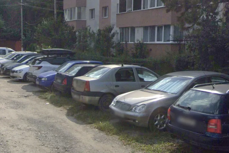 Scandal pe o stradă din Cluj-Napoca! Spațiu verde transformat în parcare ilegală, trotuare distruse și risc de accidente