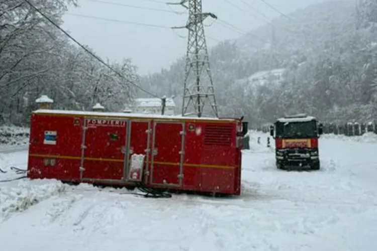 Munții Apuseni sunt în beznă! Mii de familii au rămas fără curent de zile întregi din cauza viscolului și zăpezii