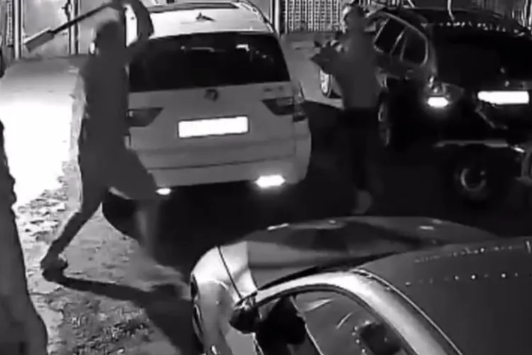 Noapte de groază pentru o familie, de Crăciun: Un bărbat violent trece de pragul casei și începe să amenințe și să distrugă totul în cale