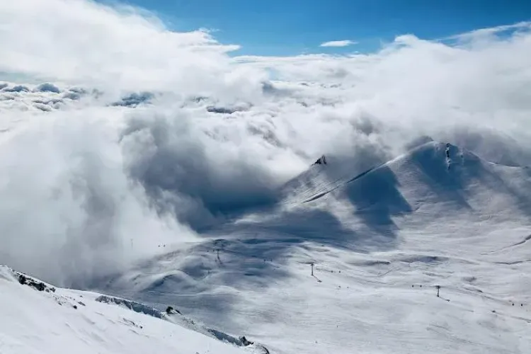 Muntele devine capcană! A fost anunțat un risc crescut de avalanșă în apropierea unei stațiuni montane din Apuseni 