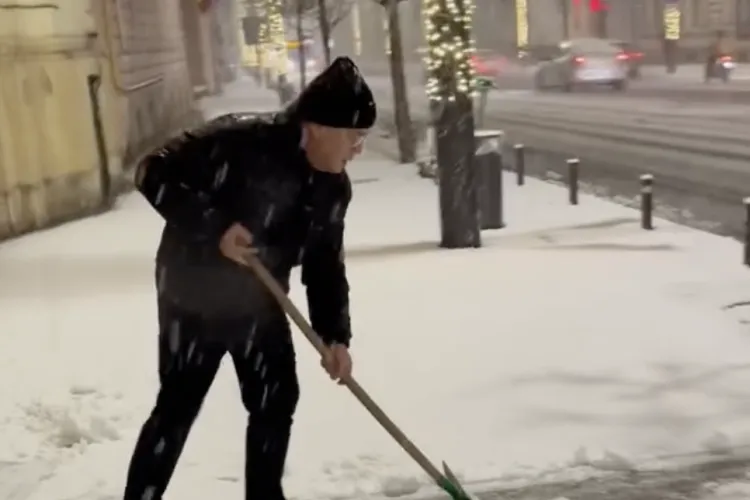 VIDEO. Emil Boc lasă coasa pentru lopată în 2026! Primarul face apel la clujeni în plină iarnă: „Haideți să ne curățăm trotuarele!” 