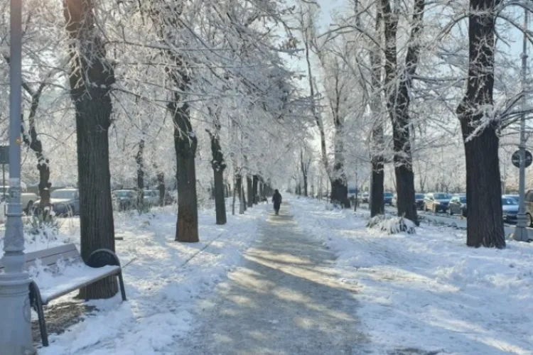 Meteorologii avertizează: Vreme extrem de geroasă, vânt puternic, polei și ninsori. Nu vă aventurați la drum fără a fi pregătiți de iarnă!