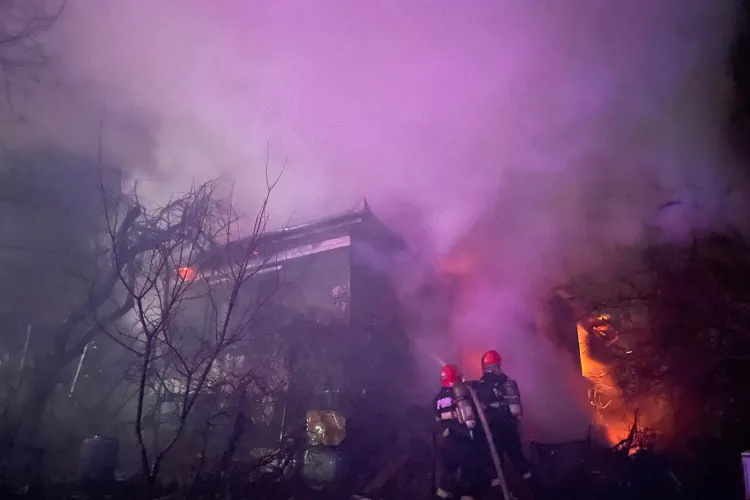Incendiul care a cuprins o casă dintr-o localitate din Cluj a fost lichidat! Un bărbat a fost găsit carbonizat FOTO