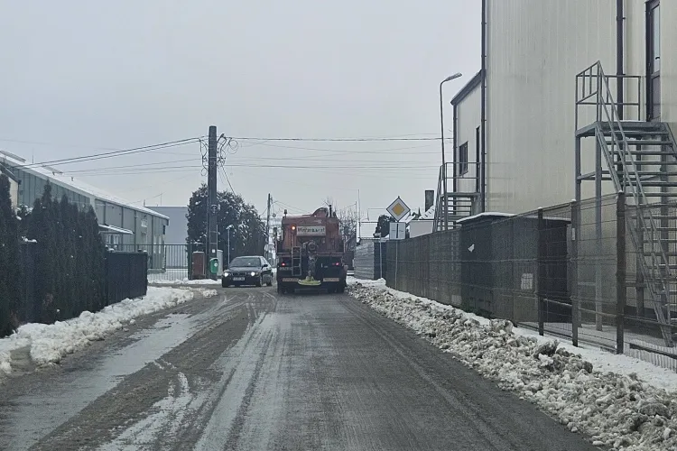 Primăria din Jucu intervine pentru curățarea drumurilor afectate de iarnă și face apel către șoferi să circule prudent