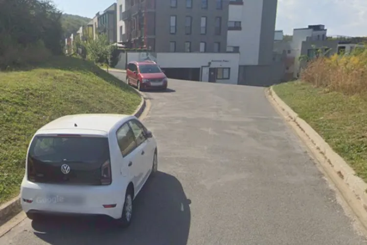 O stradă din Cluj a devenit un coșmar pentru locatari! Traficul blocat de parcările haotic: „Nu le pasă că încurcă restul oamenilor din zonă”