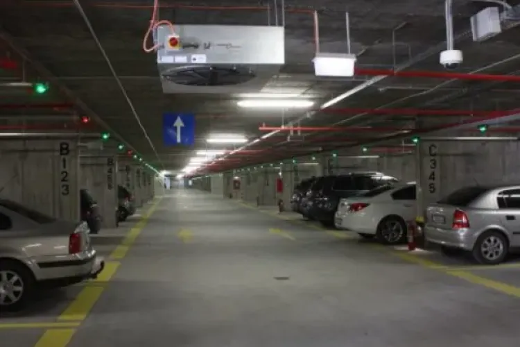 Apă pe firele de curent și pe mașini, într-un parking din Cluj-Napoca: „Cine plătește rugina?”