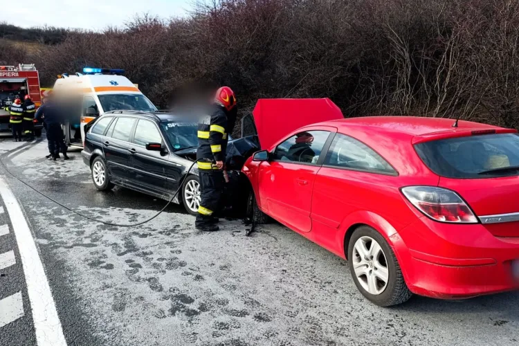 Accident în ziua de Crăciun, în Cluj: Două mașini s-au izbit puternic, iar o femeie și un copil au fost răniți și duși la spital